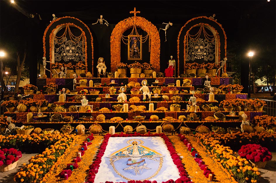 ママリーゴールドで飾られた祭壇（オフレンダ）