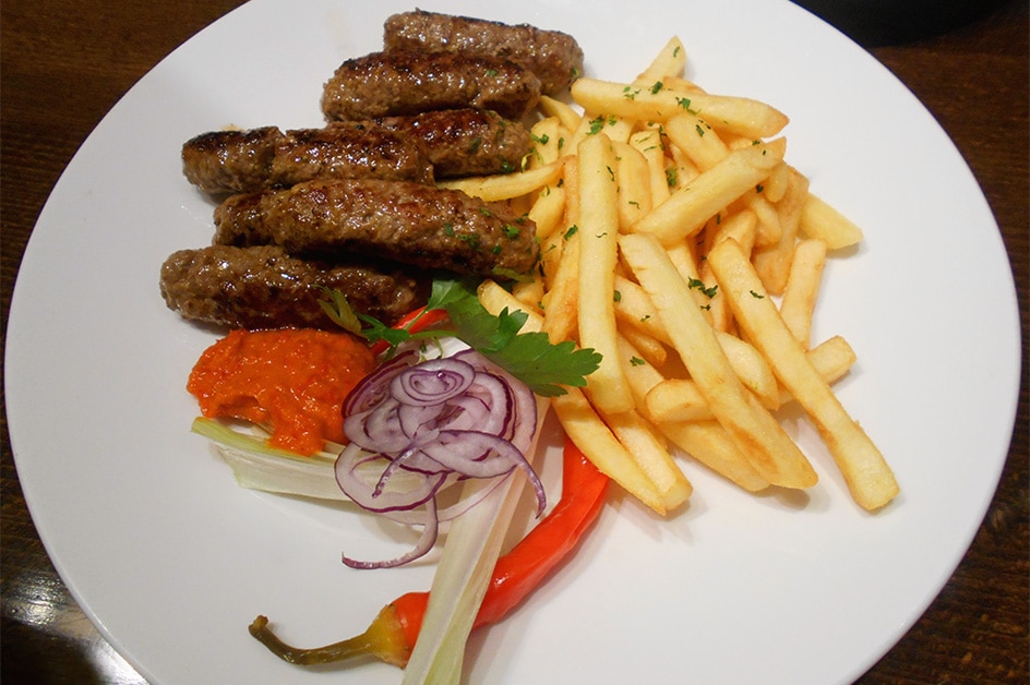 バルカン名物のチェヴァピ（肉料理）