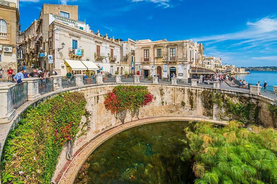 【信頼】 イタリア旅行・ツアー｜○添乗員同行○シチリア島周遊とローマ7 快適グッズ・旅行小物