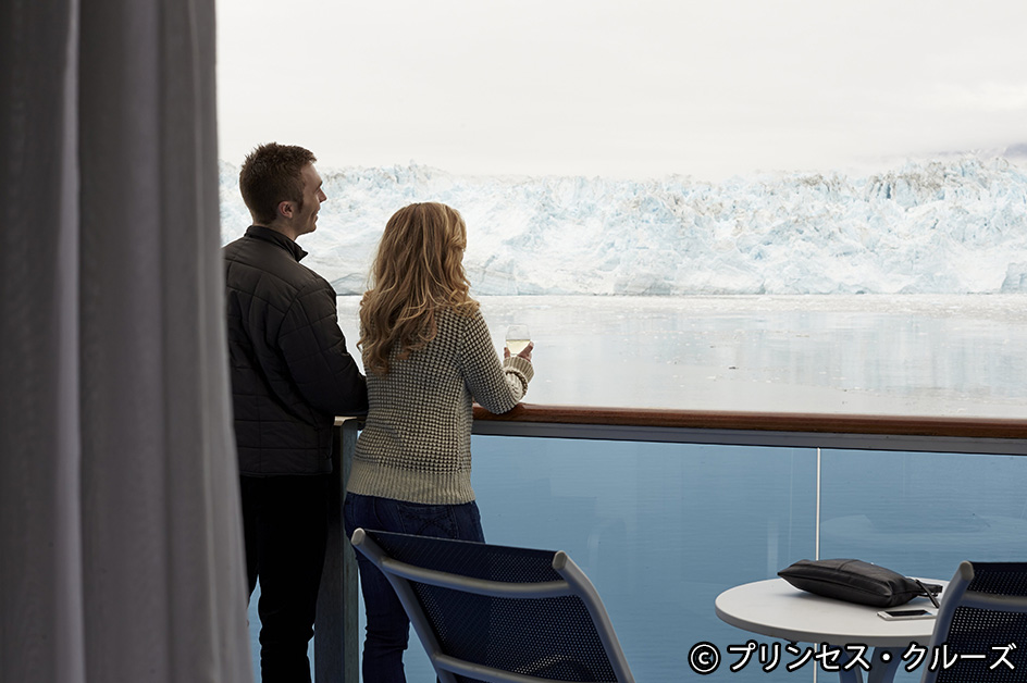 客室内のバルコニーから眺める氷河